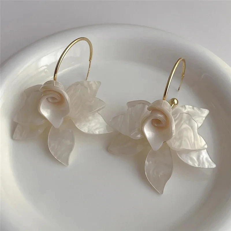 White & Brown Resin Flower Hoop Earrings – Trendy Women’s Statement Jewelry