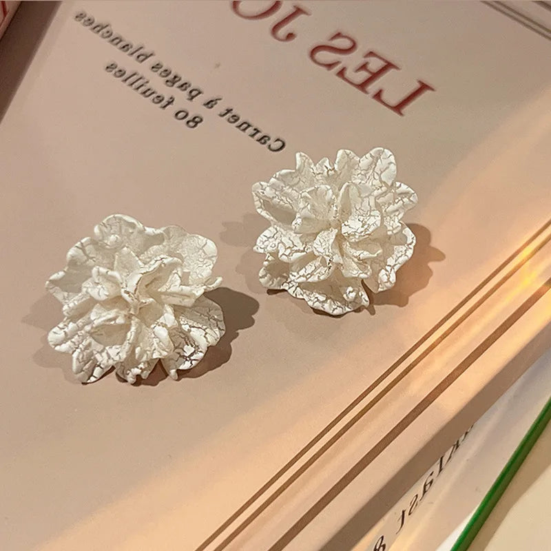 White & Red Flower Stud Earrings – Trendy Acrylic Women’s Wedding Jewelry