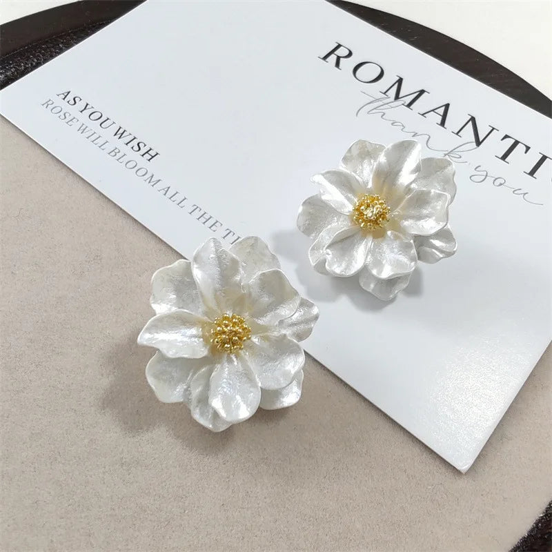 White Acrylic Flower Stud Earrings – Korean Fashion Women’s Jewelry