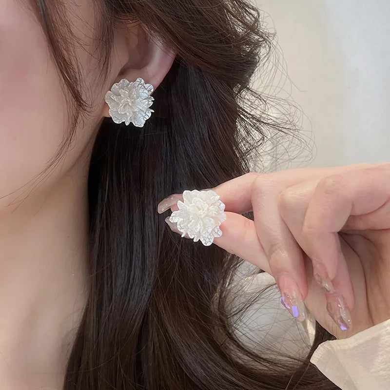 White & Red Flower Stud Earrings – Trendy Acrylic Women’s Wedding Jewelry
