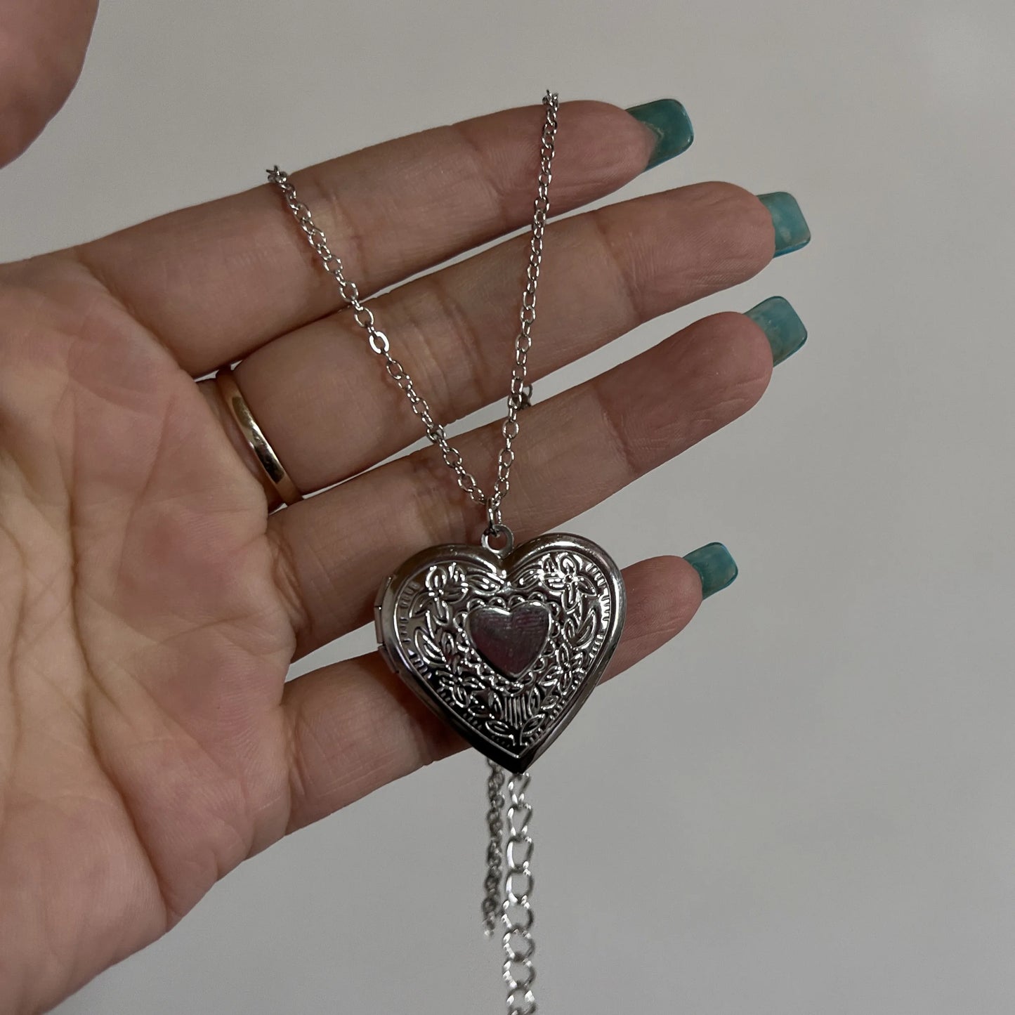 Romantic Heart Locket Pendant – Openable Stainless Steel Photo Frame Necklace for Men & Women