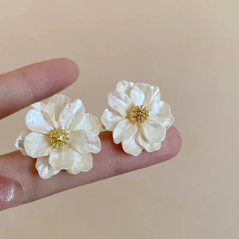 White Acrylic Flower Stud Earrings – Korean Fashion Women’s Jewelry
