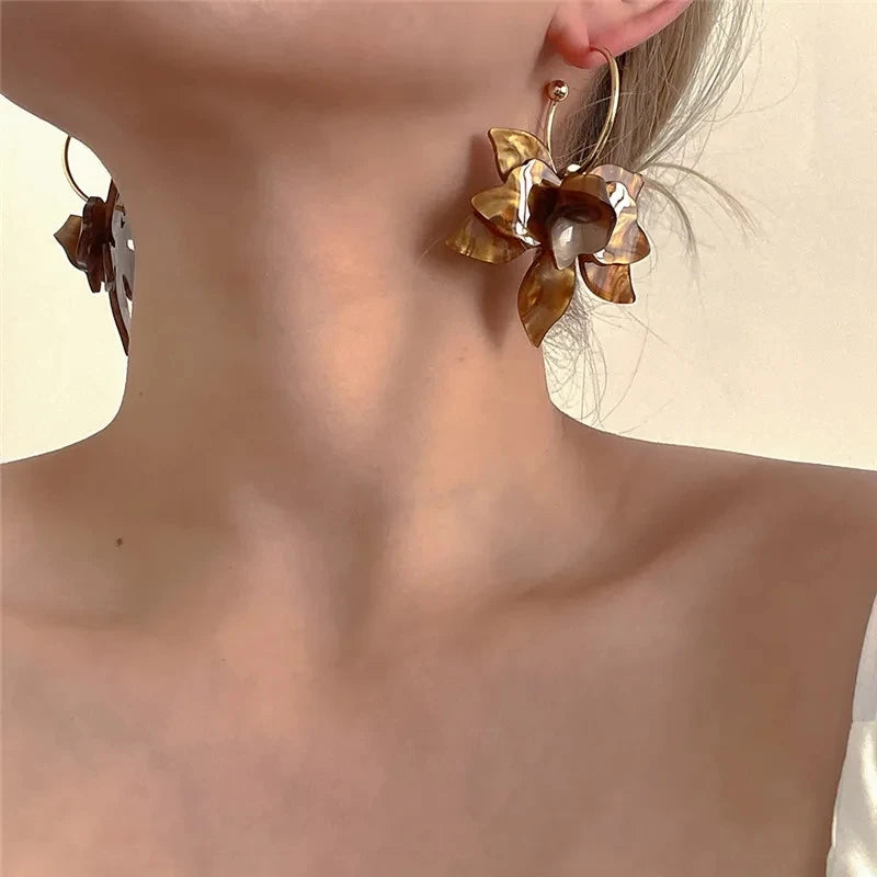 White & Brown Resin Flower Hoop Earrings – Trendy Women’s Statement Jewelry