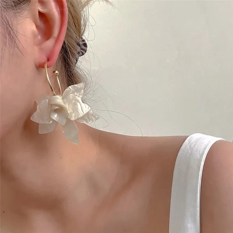White & Brown Resin Flower Hoop Earrings – Trendy Women’s Statement Jewelry