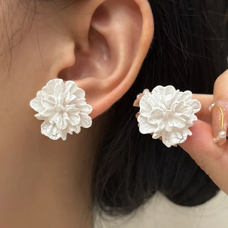 White & Red Flower Stud Earrings – Trendy Acrylic Women’s Wedding Jewelry