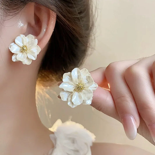 White Acrylic Flower Stud Earrings – Korean Fashion Women’s Jewelry