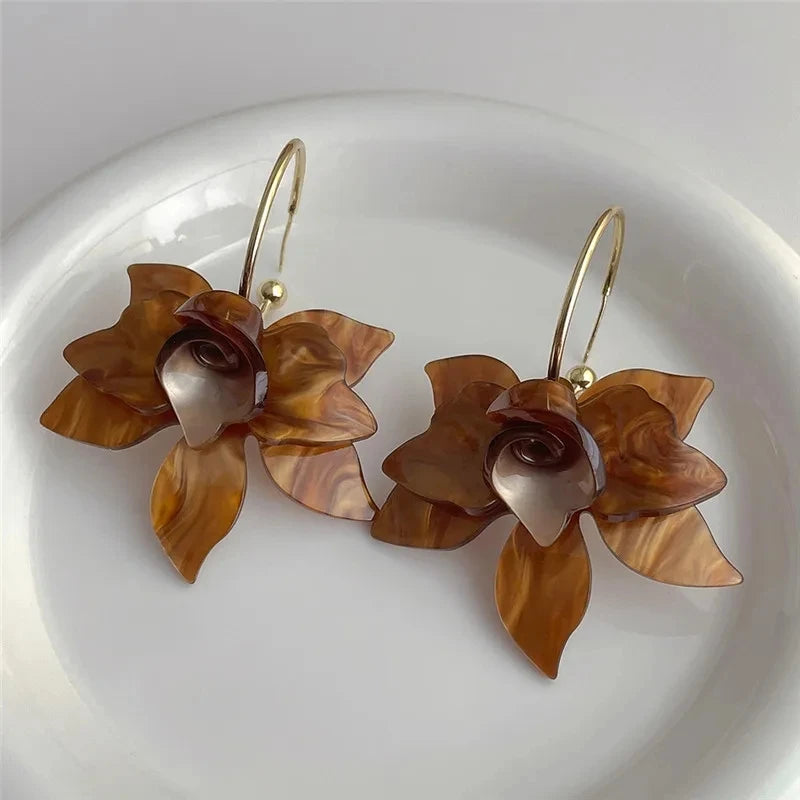 White & Brown Resin Flower Hoop Earrings – Trendy Women’s Statement Jewelry