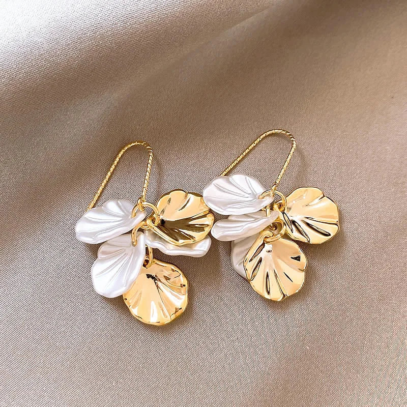 White & Brown Resin Flower Hoop Earrings – Trendy Women’s Statement Jewelry