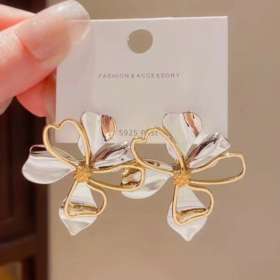 White & Brown Resin Flower Hoop Earrings – Trendy Women’s Statement Jewelry