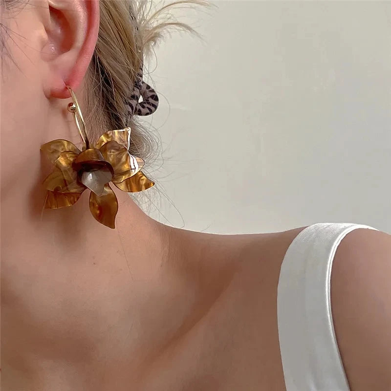 White & Brown Resin Flower Hoop Earrings – Trendy Women’s Statement Jewelry