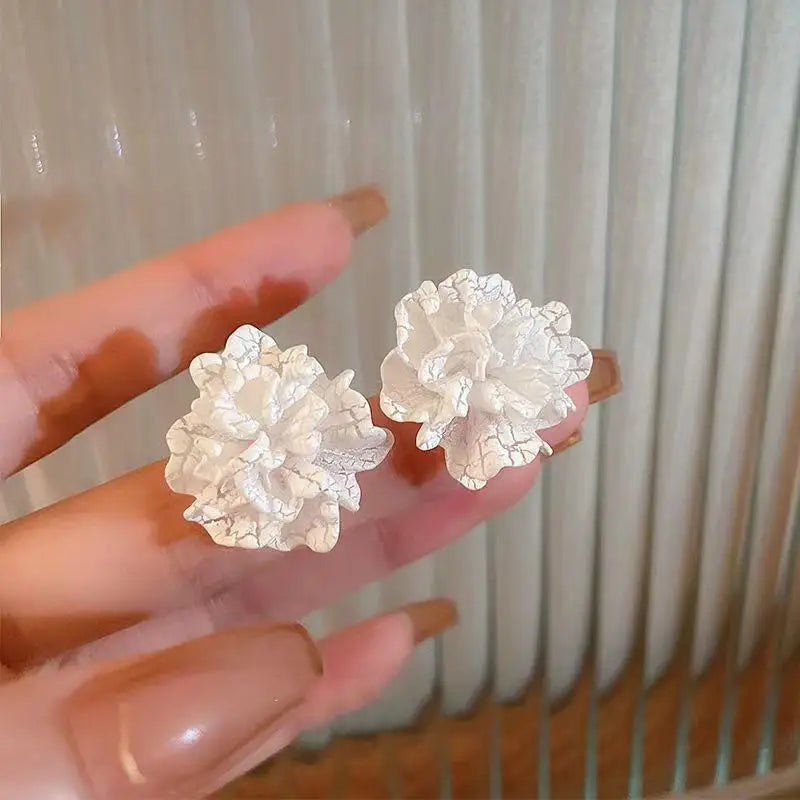 White & Red Flower Stud Earrings – Trendy Acrylic Women’s Wedding Jewelry
