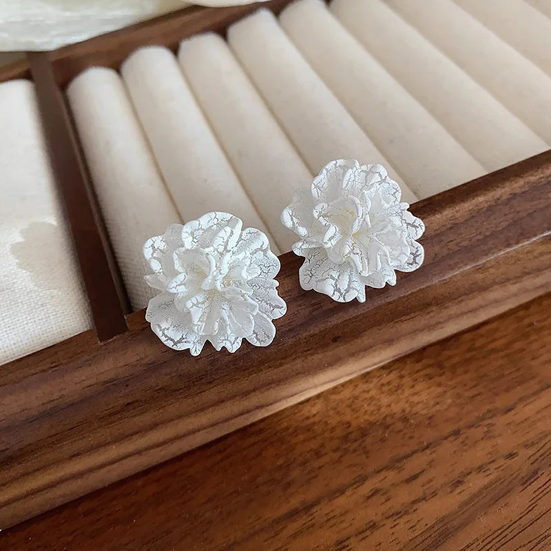 White & Red Flower Stud Earrings – Trendy Acrylic Women’s Wedding Jewelry