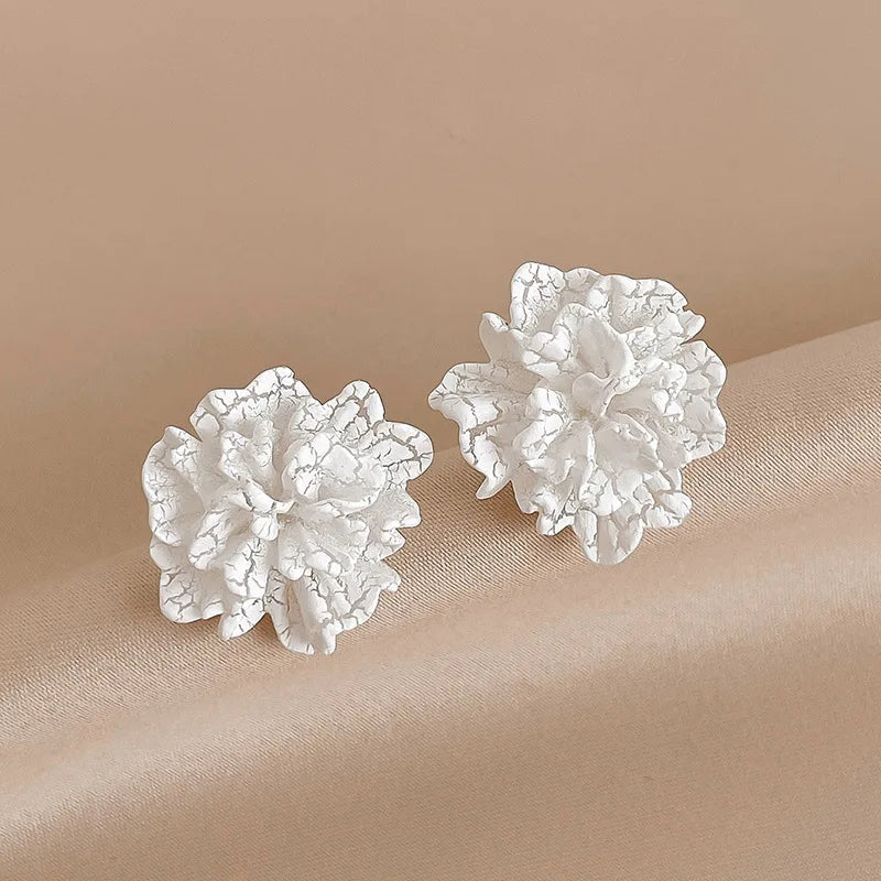 White & Red Flower Stud Earrings – Trendy Acrylic Women’s Wedding Jewelry