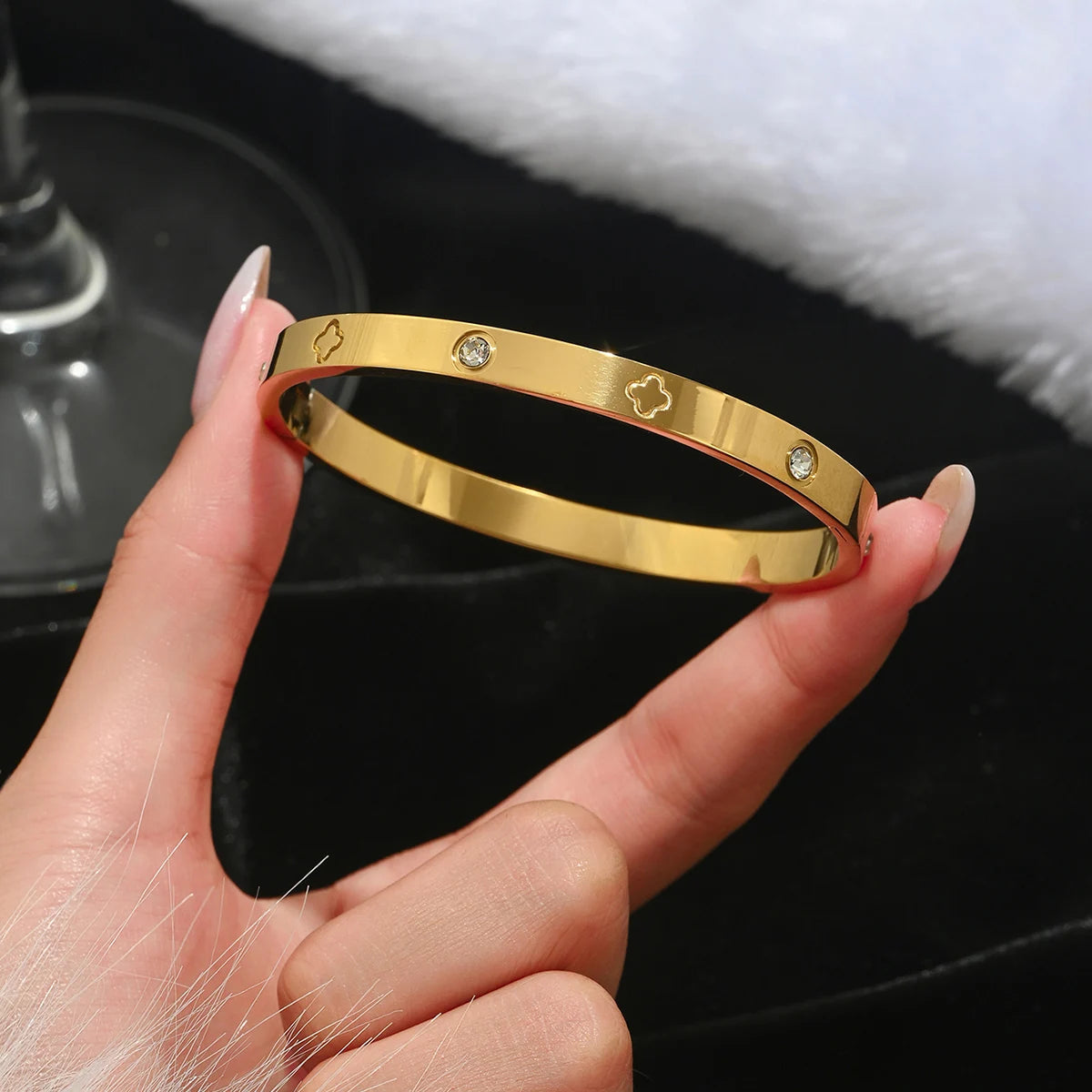 Hot Stainless Steel Four-Leaf Clover Lucky Bracelet – Fashion Gold Nail Bangle for Women