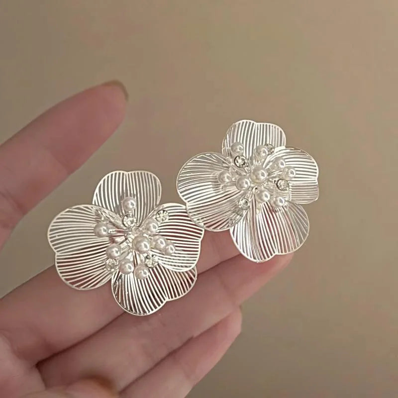 White & Brown Resin Flower Hoop Earrings – Trendy Women’s Statement Jewelry